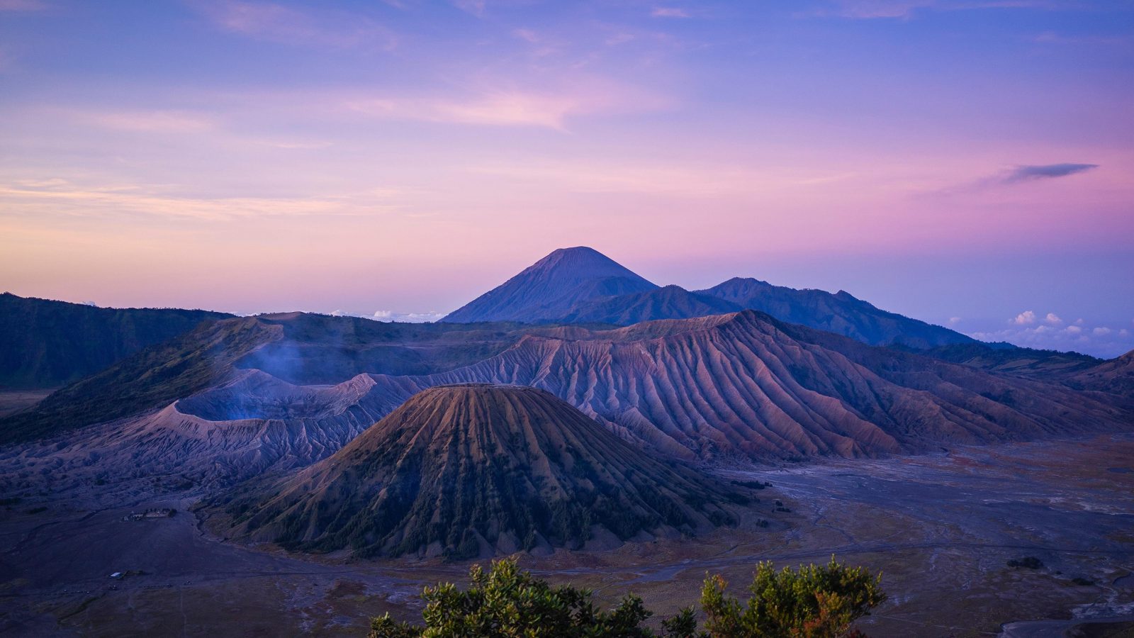3840×2160 印度尼西亚山谷火山 4K风景电脑桌面壁纸