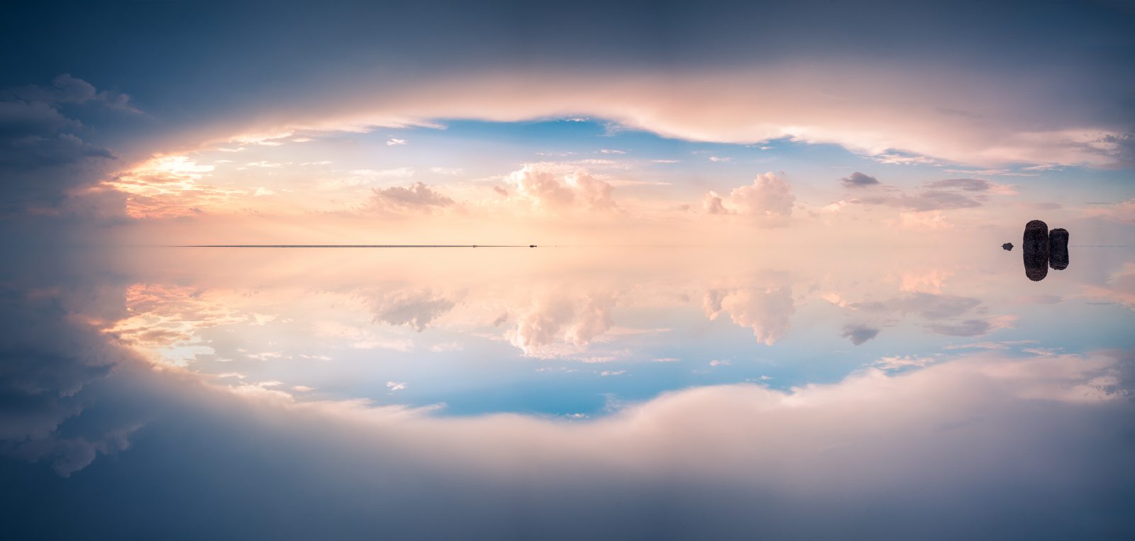 8405×4008 超清8K 云和湖水风景壁纸