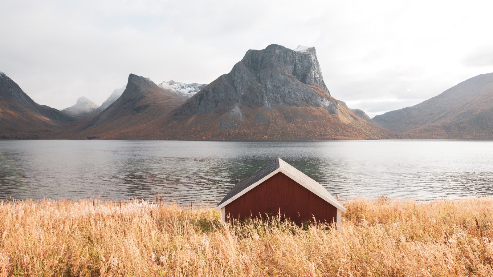6686×3761  挪威 雪山 湖泊 6K高清风景电脑壁纸
