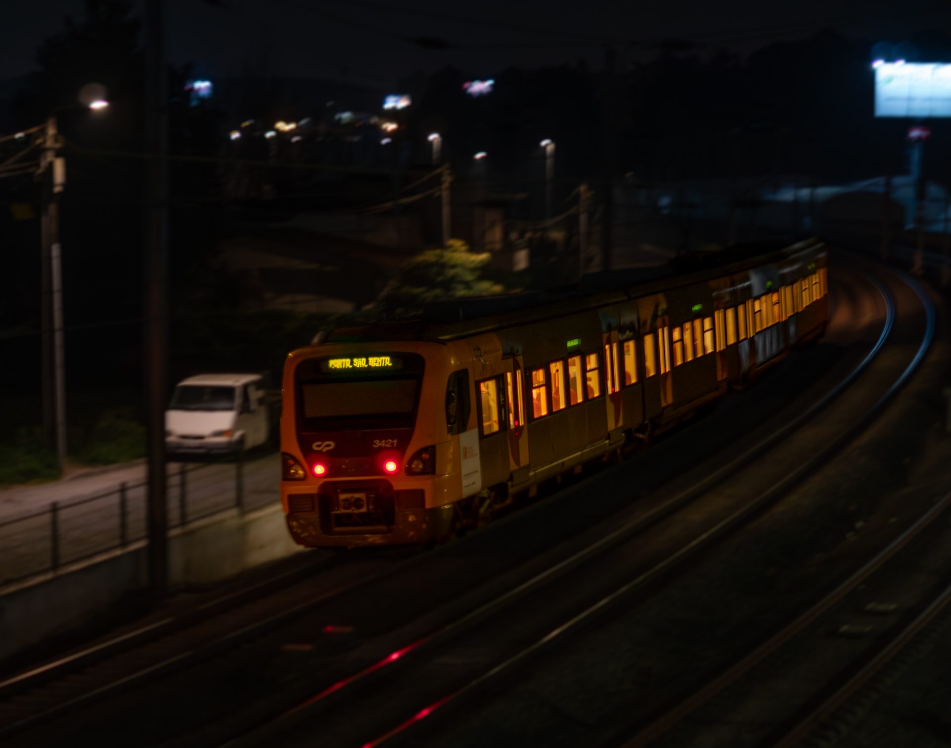 general jek8wy 4000×3146 train night tracks low light photography