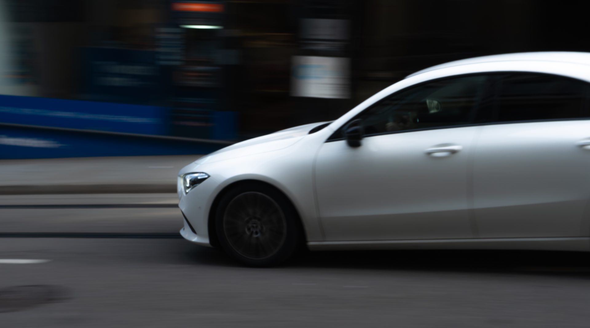 rqyl27 4000×2225 white movement car blurry background motion blur