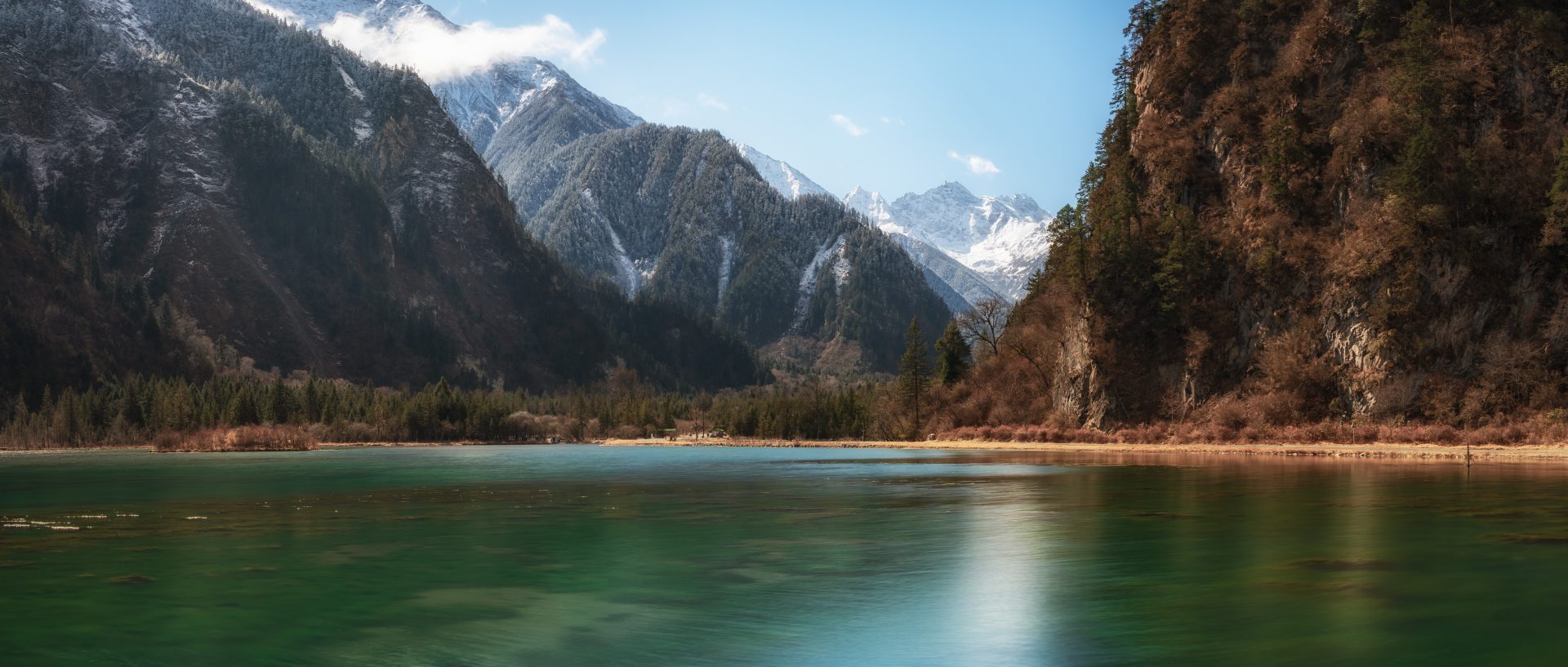 k81yq6 8004×3406 Bipeng Valley Sichuan lake landscape sunlight