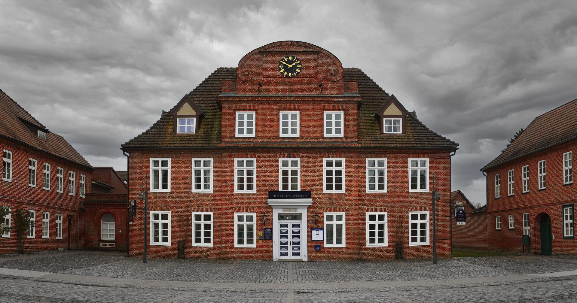 7j1873 3500×1839 Evgen Dohtiev architecture building bricks overcast