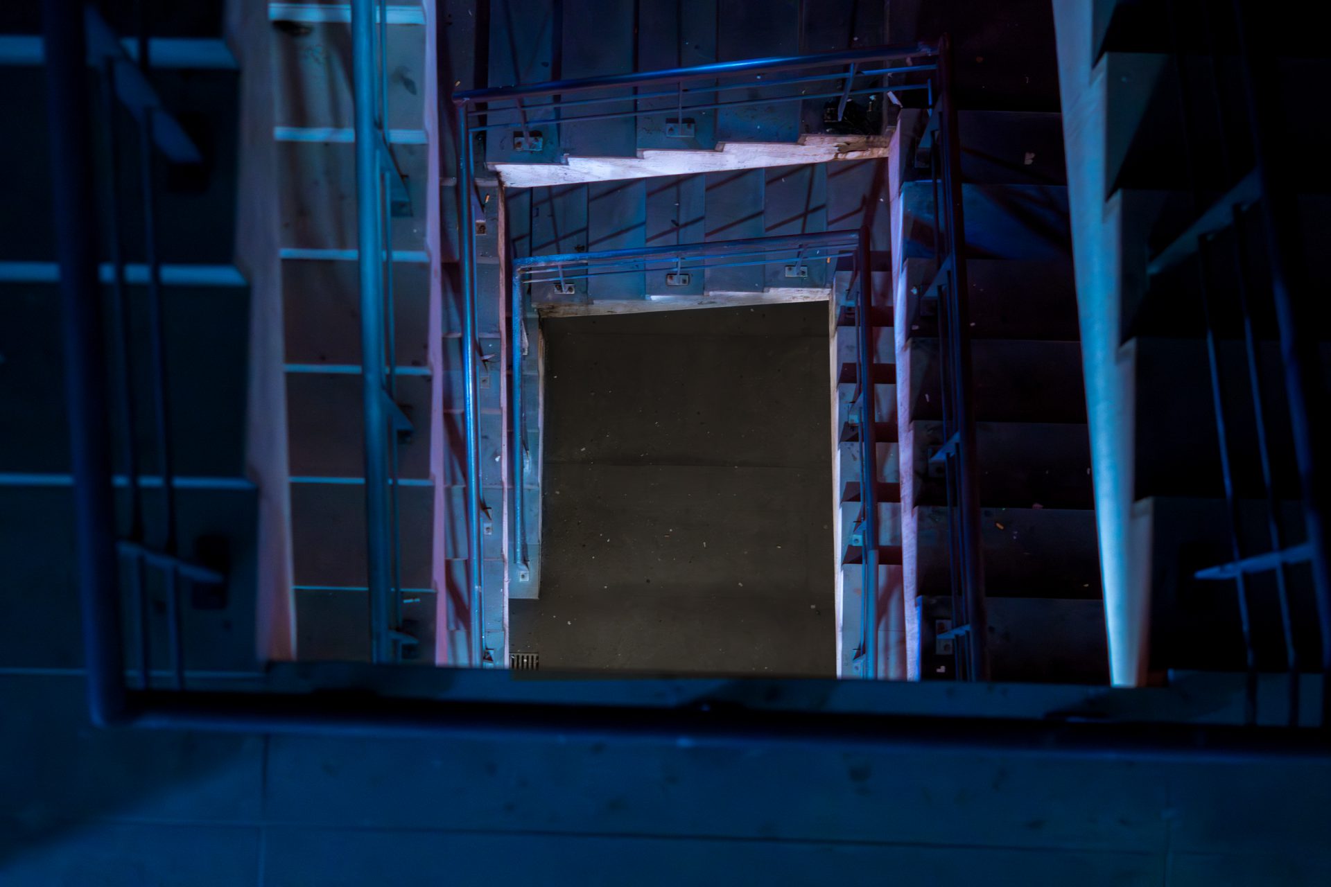 ml1k51 6000×4000 stairs office blue low light photography